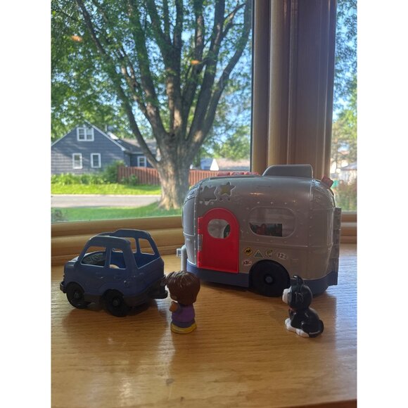 Fisher-Price Little People Light Up Learning Camper Playset With Figures - Picture 7 of 9